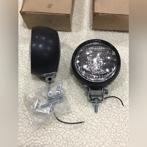Peterson Mfg. Co Part#: 3320 Sealed Beam Light Lamp w/Bracket, 620W
New Never - Picture 5 of 14